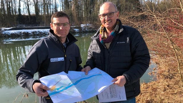Beide Einsprecher mit Lageplan in der Hand Beide Einsprecher mit Lageplan in der Hand