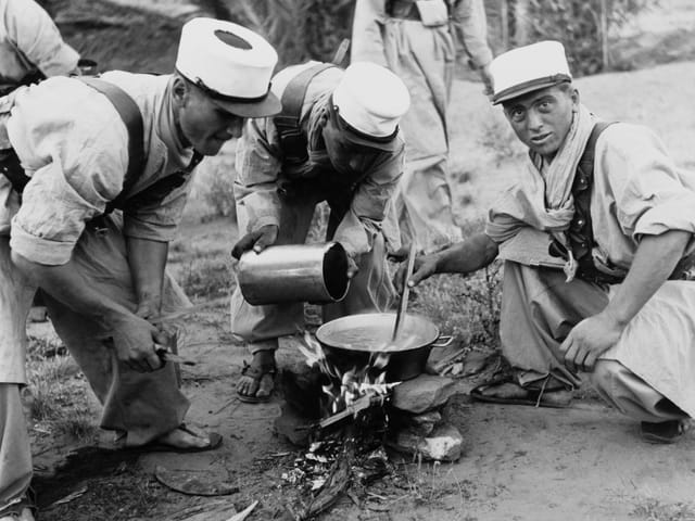 Soldaten kochen auf offenem Feuer. Soldaten kochen auf offenem Feuer.
