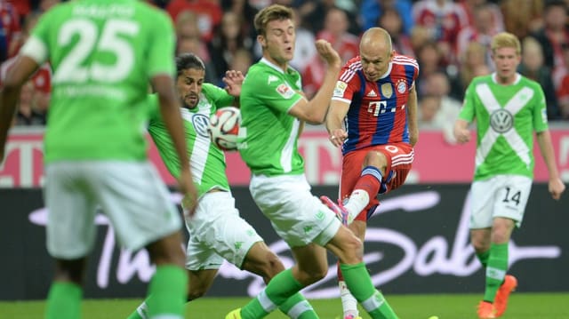 Arjen Robben schiesst mit seinem starken linken Fuss. Arjen Robben schiesst mit seinem starken linken Fuss.