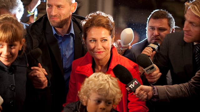 Birgitte Nyborg umringt von Journalisten Birgitte Nyborg umringt von Journalisten