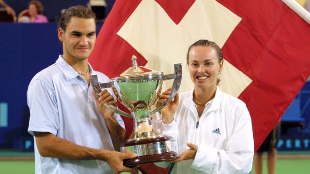Federer und Hingis 2001 nach dem Sieg am Hopman-Cup. Federer und Hingis 2001 nach dem Sieg am Hopman-Cup.