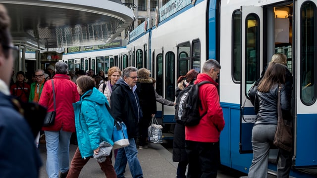 Personen steigen in ein Tram Personen steigen in ein Tram