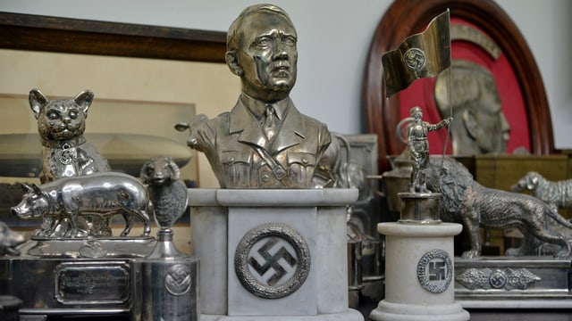 Mehrere Nazi-Devotionalien. Mehrere Nazi-Devotionalien.