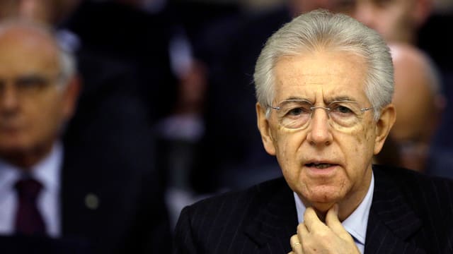 Monti vor Mikrophon Monti vor Mikrophon