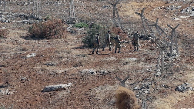 Türkische Soldaten auf Patrouille an der türkisch-syrischen Grenze Türkische Soldaten auf Patrouille an der türkisch-syrischen Grenze