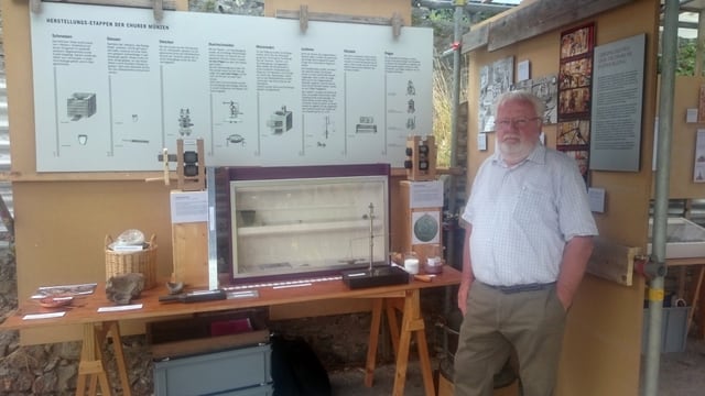 Werner Zaugg, expert da munaida, mussa la tecnica da producir munaidas d’avant 400 onns. Werner Zaugg, expert da munaida, mussa la tecnica da producir munaidas d’avant 400 onns.