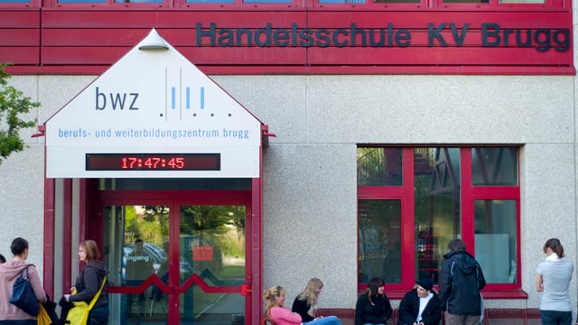 Eingang zu einem Schulhaus. Eingang zu einem Schulhaus.