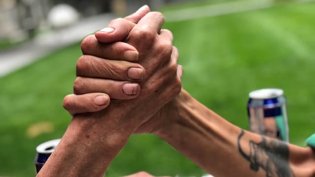 Zwei Männer geben sie die Hand Zwei Männer geben sie die Hand