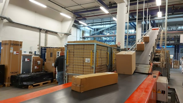 Förderband mit Paketen. Förderband mit Paketen.