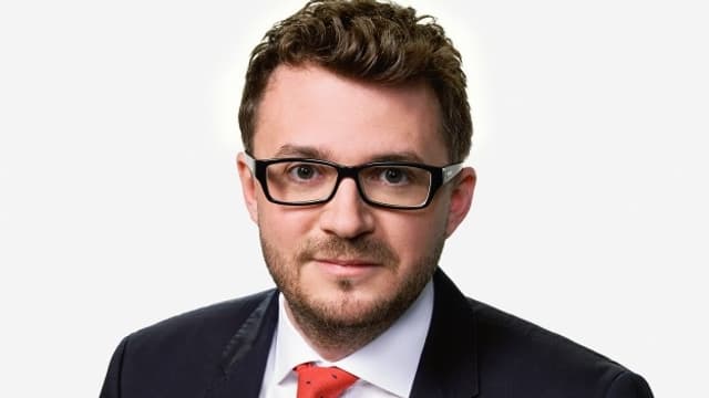 Sebastian Ramspeck mit Brille und roter Krawatte. Sebastian Ramspeck mit Brille und roter Krawatte.