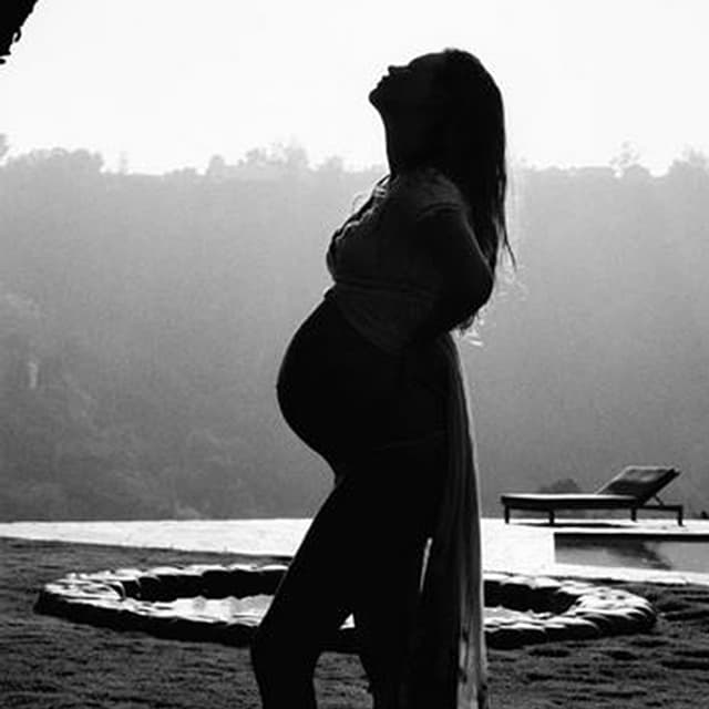 Behati Prinsloo hochschwanger am Strand Behati Prinsloo hochschwanger am Strand