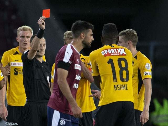 Jean-Pierre Nsame bekommt vom Schiri die Rote Karte gezeigt. Jean-Pierre Nsame bekommt vom Schiri die Rote Karte gezeigt.