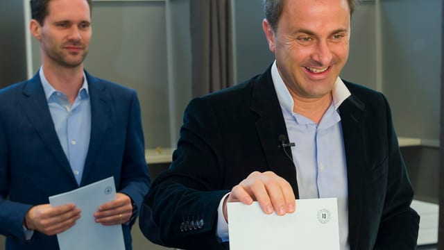 Luxemburgs Regierungschef Xavier Bettel wirft seinen Wahlzettel ein. Luxemburgs Regierungschef Xavier Bettel wirft seinen Wahlzettel ein.