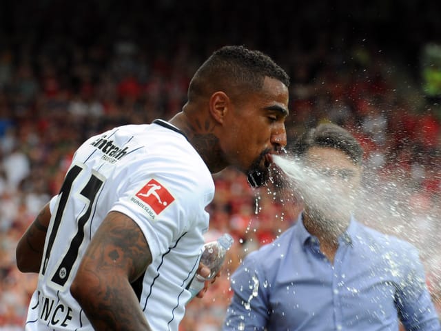 Kevin-Prince Boateng spuckt Wasser aus
