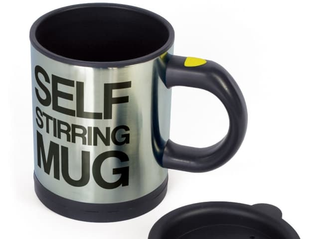 Die «Self Stirring Mug» rührt Kaffee, Suppe und Tee (und alles andere) per Knopfdruck um. Die «Self Stirring Mug» rührt Kaffee, Suppe und Tee (und alles andere) per Knopfdruck um.