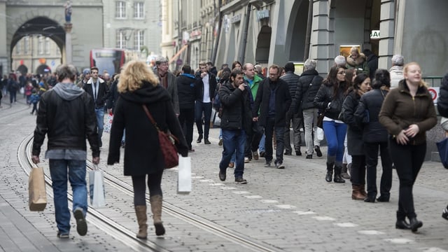 Leute auf Strasse. Leute auf Strasse.