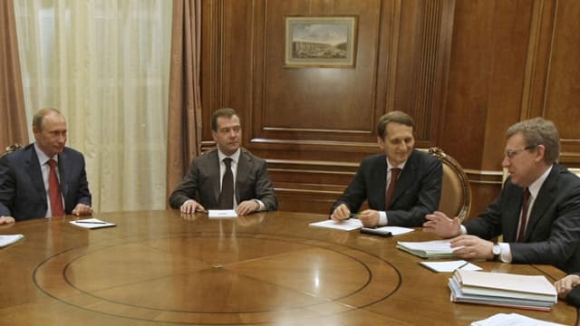 Putin, Medwedew und Kudrin in einer gemeinsamen Regierungsrunde. Putin, Medwedew und Kudrin in einer gemeinsamen Regierungsrunde.