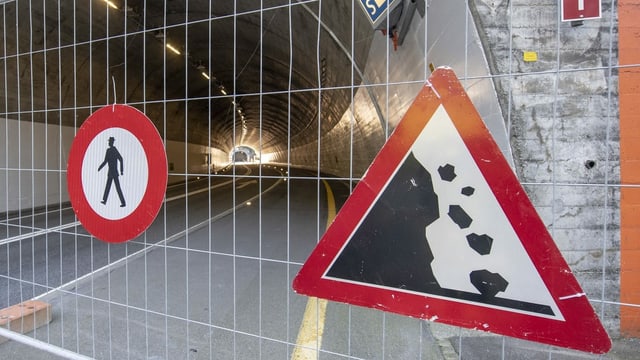 A rock slide in front of a tunnel on Axenstrasse A rock slide in front of a tunnel on Axenstrasse
