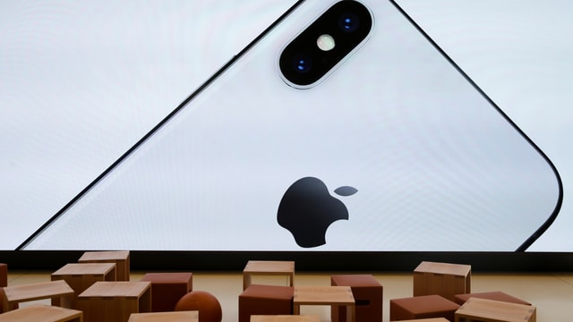 Silhouette eines iPhones auf einer Leinwand. Silhouette eines iPhones auf einer Leinwand.
