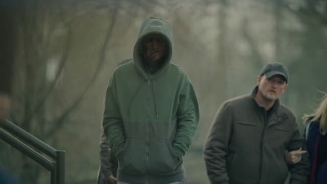 Szene aus «The Outsider»: Was hat es mit der merkwürdigen Person mit geschmolzenem Gesicht auf sich? Szene aus «The Outsider»: Was hat es mit der merkwürdigen Person mit geschmolzenem Gesicht auf sich?