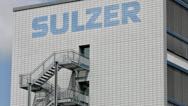 Logo auf einer Häuserwand mit einer Feuerwehrleiter. Logo auf einer Häuserwand mit einer Feuerwehrleiter.