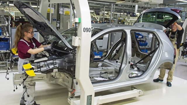 Noch braucht es für den VW Menschen, die ihn bauen. Noch braucht es für den VW Menschen, die ihn bauen.