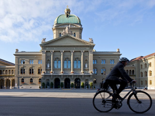 Velofahrer vor dem Bundeshaus Velofahrer vor dem Bundeshaus