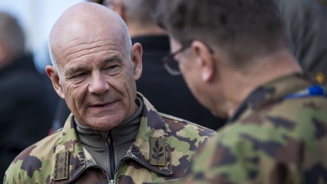 Bernhard Müller im Gespräch mit einem Angehörigen der Armee. Bernhard Müller im Gespräch mit einem Angehörigen der Armee.