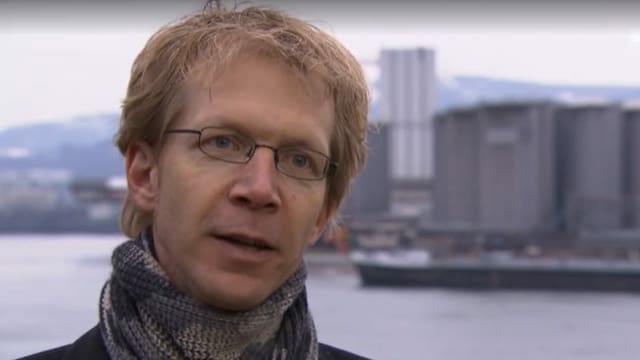 WWF-Klimaexperte Elmar Grosse Ruse vor einem Energiewerk WWF-Klimaexperte Elmar Grosse Ruse vor einem Energiewerk