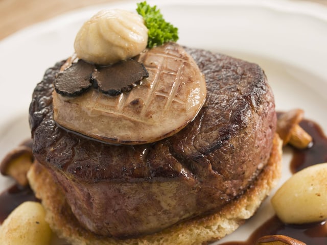 Tournedos Rossini: Rindsfilet mit Gänseleber und Trüffeln. Tournedos Rossini: Rindsfilet mit Gänseleber und Trüffeln.