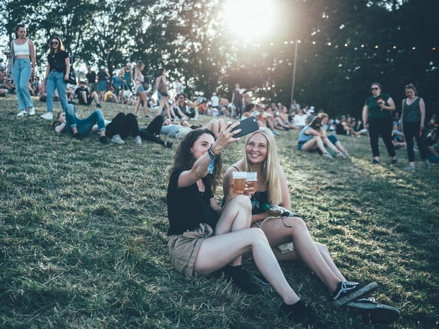 Zwei Frauen mit Bier auf einer Wiese