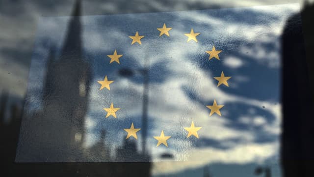 Symbolbild: Eine Londonder Strasse spiegelt sich in der Flagge Europas. Symbolbild: Eine Londonder Strasse spiegelt sich in der Flagge Europas.
