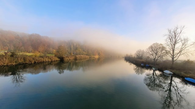 Blauer Himmel und Nebelschwaden über der Aare. Blauer Himmel und Nebelschwaden über der Aare.