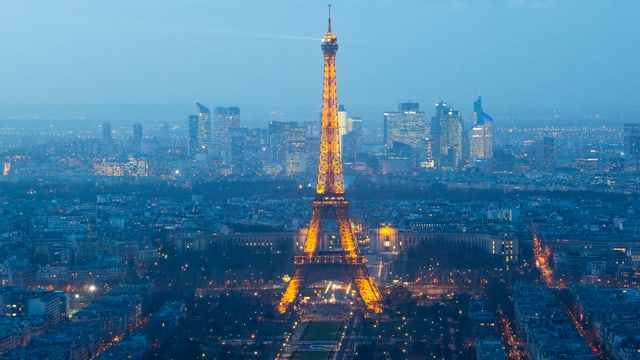Der Eiffel-Turm bei Nacht.