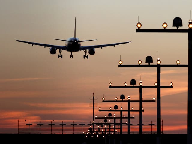 Ein Flugzeug bei der Landung Ein Flugzeug bei der Landung