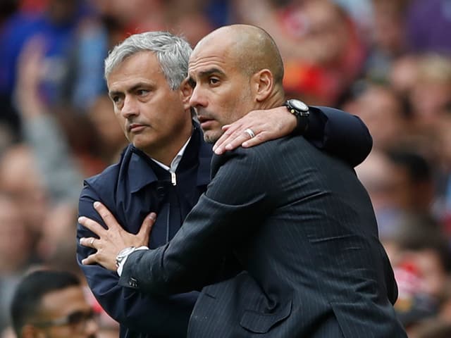 José Mourinho umarmt Pep Guardiola.