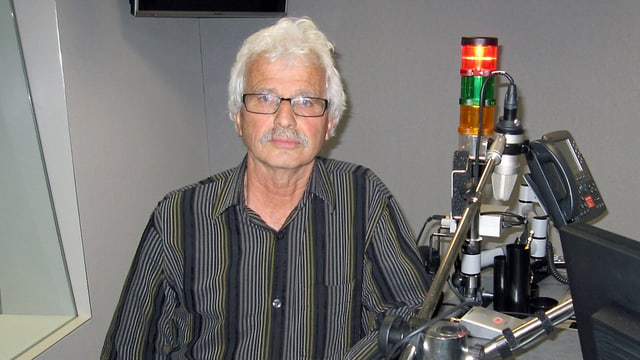Hämmerle steht im Radiostudio vor einem Mikrofon. Hämmerle steht im Radiostudio vor einem Mikrofon.