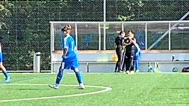 Ein Bub beim Fussballspielen Ein Bub beim Fussballspielen