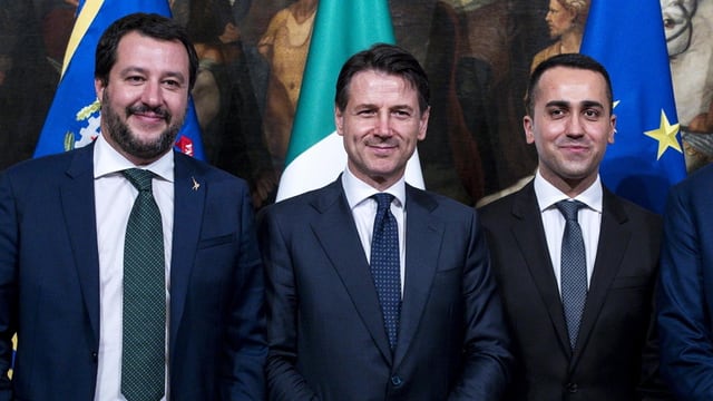 Salvini, Conte und Di Maio voir Italien- und EU-Fahne. Salvini, Conte und Di Maio voir Italien- und EU-Fahne.