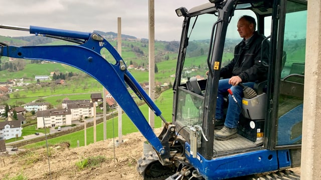 Christian Herzog sitzt auf einem Bagger. Christian Herzog sitzt auf einem Bagger.
