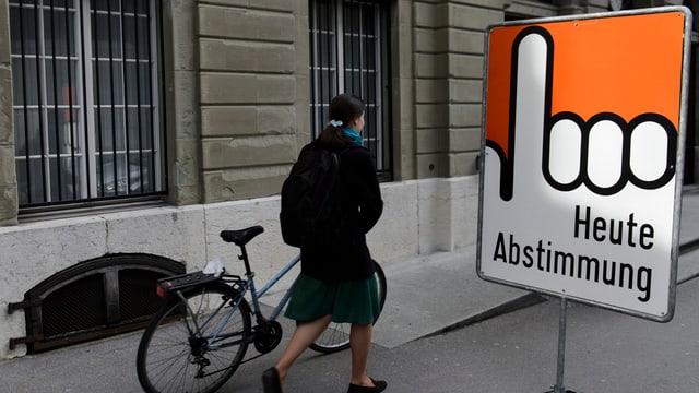 Ein Schild «Heute Abstimmung». Ein Schild «Heute Abstimmung».