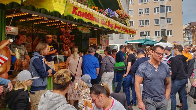 Essstand an einem Markt Essstand an einem Markt