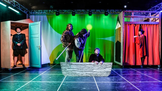 Eine Theaterbühne mit einem Schiff drauf. Eine Theaterbühne mit einem Schiff drauf.