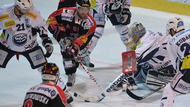 Der Fribourger David Desharnais beschäftigt die Ambri-Defensive. Der Fribourger David Desharnais beschäftigt die Ambri-Defensive.