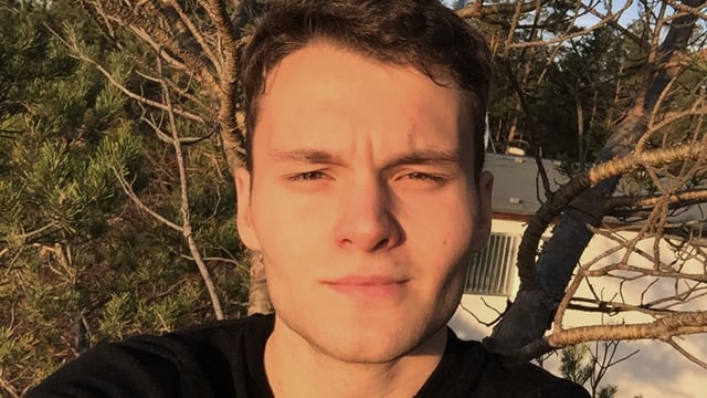 Selfie von Dominik Erhard vor einem Baum in untergehender Sonne. Selfie von Dominik Erhard vor einem Baum in untergehender Sonne.