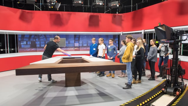 Für Schulklassen bietet SRF spezielle Besucherführungen an. Für Schulklassen bietet SRF spezielle Besucherführungen an.