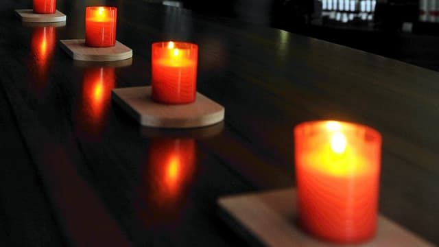 Vier Kerzen auf einer schwarzen Theke. Vier Kerzen auf einer schwarzen Theke.