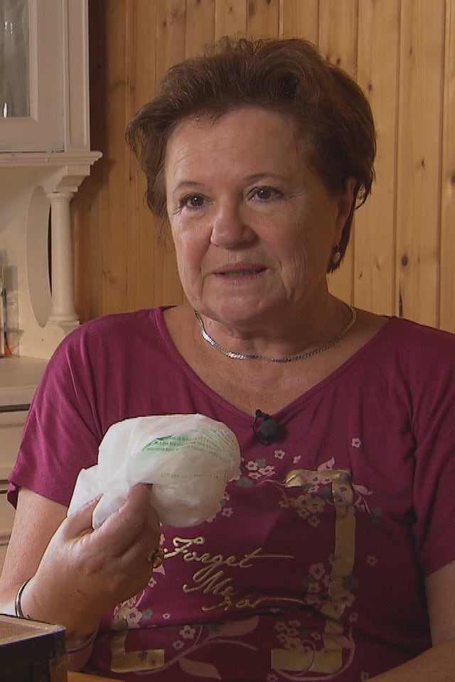 Frau hält Säckchen in der Hand. Frau hält Säckchen in der Hand.