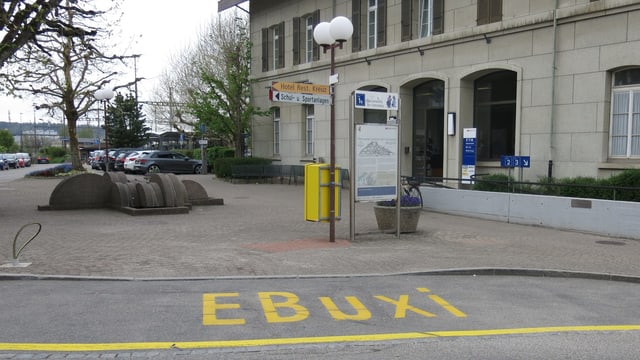 Eine gelbe Zone zeigt an, wo das EBuxi-Taxi halten kann Eine gelbe Zone zeigt an, wo das EBuxi-Taxi halten kann