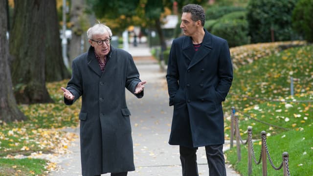 Murray gespielt von Woody allen versucht während einem Spaziergang Fioravante, gespielt von John Turturro, von seinem Vorhaben zu überzeugen Murray gespielt von Woody allen versucht während einem Spaziergang Fioravante, gespielt von John Turturro, von seinem Vorhaben zu überzeugen